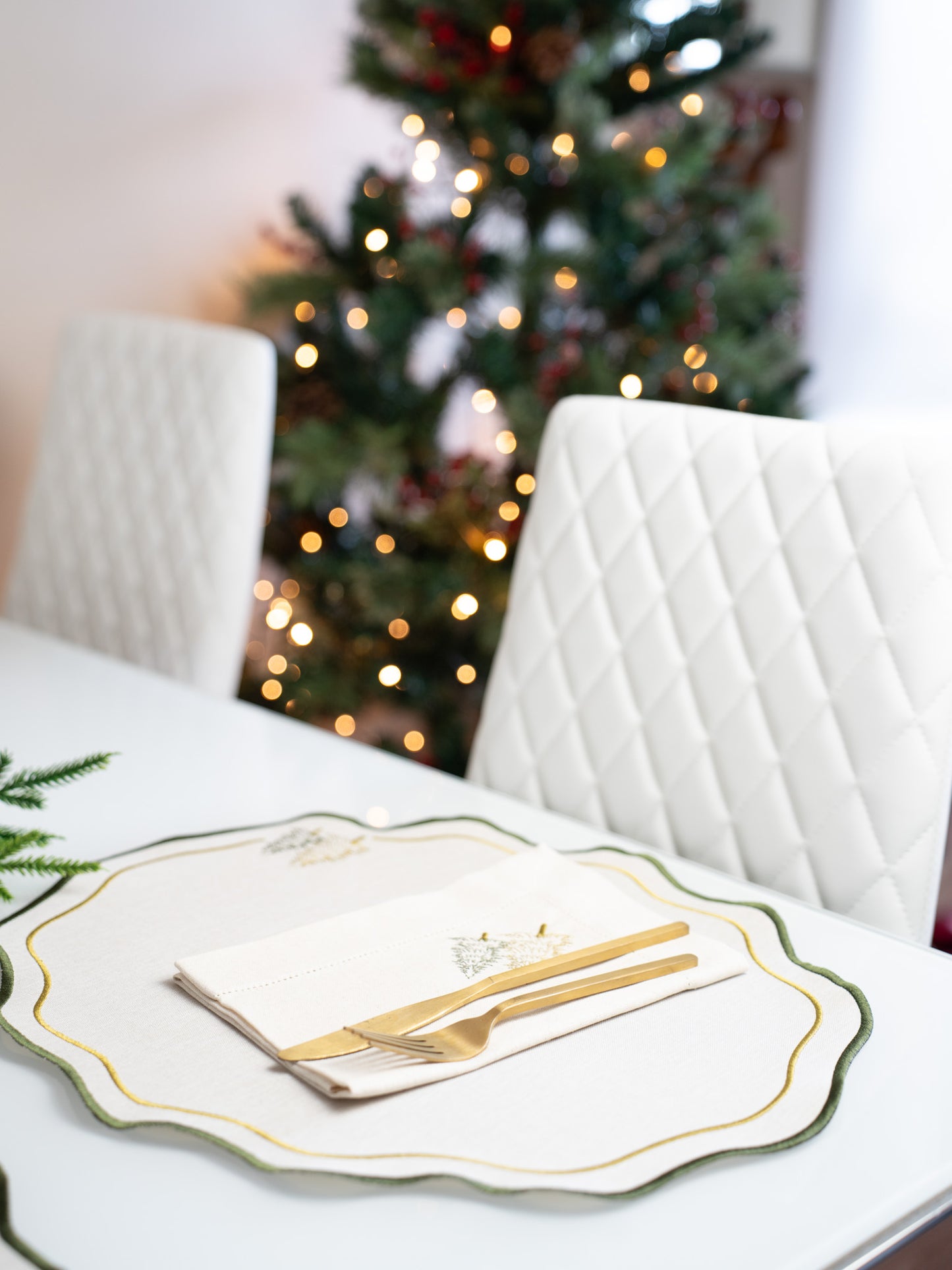 Oval Scallop Placemat - Christmas trees