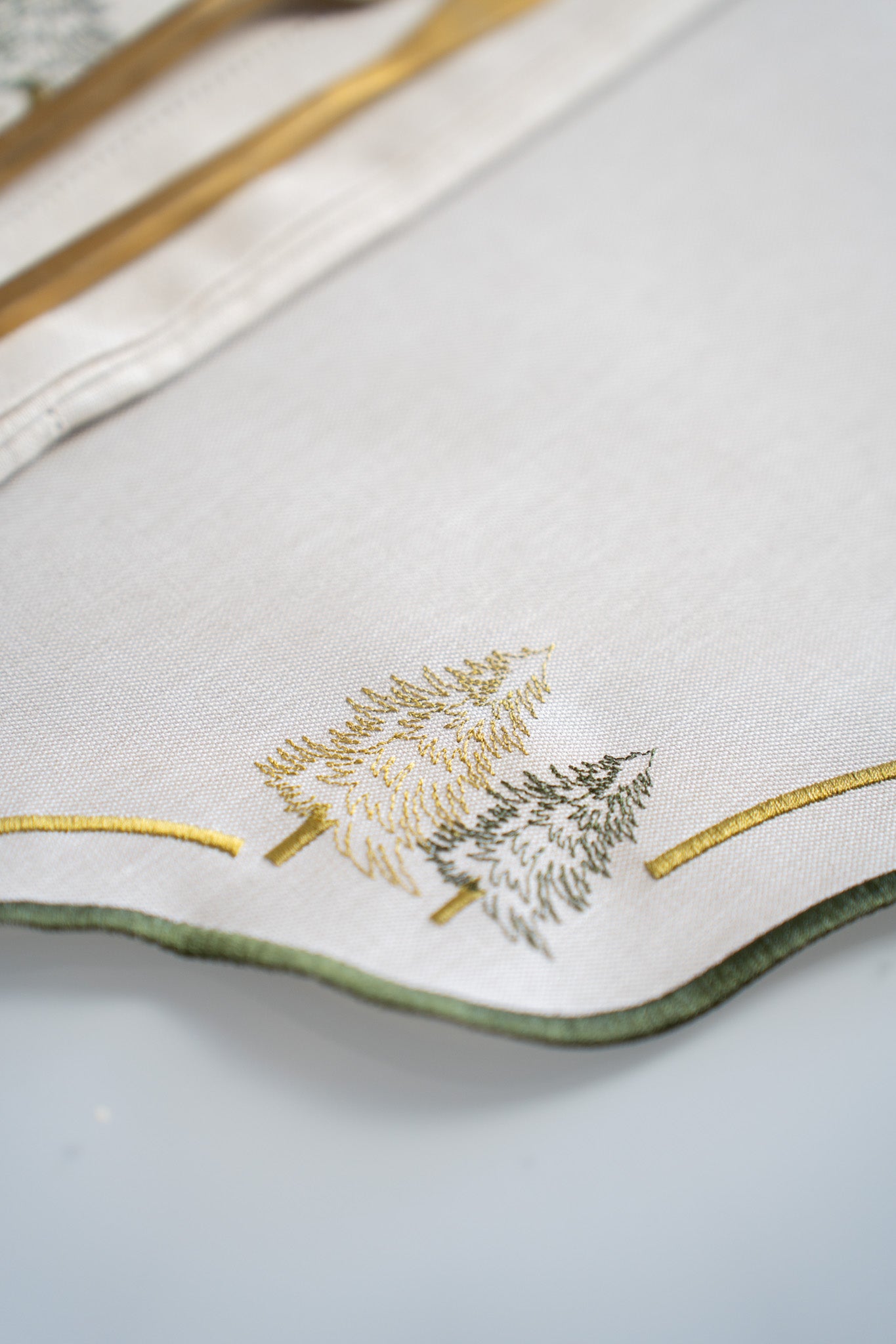 Oval Scallop Placemat - Christmas trees