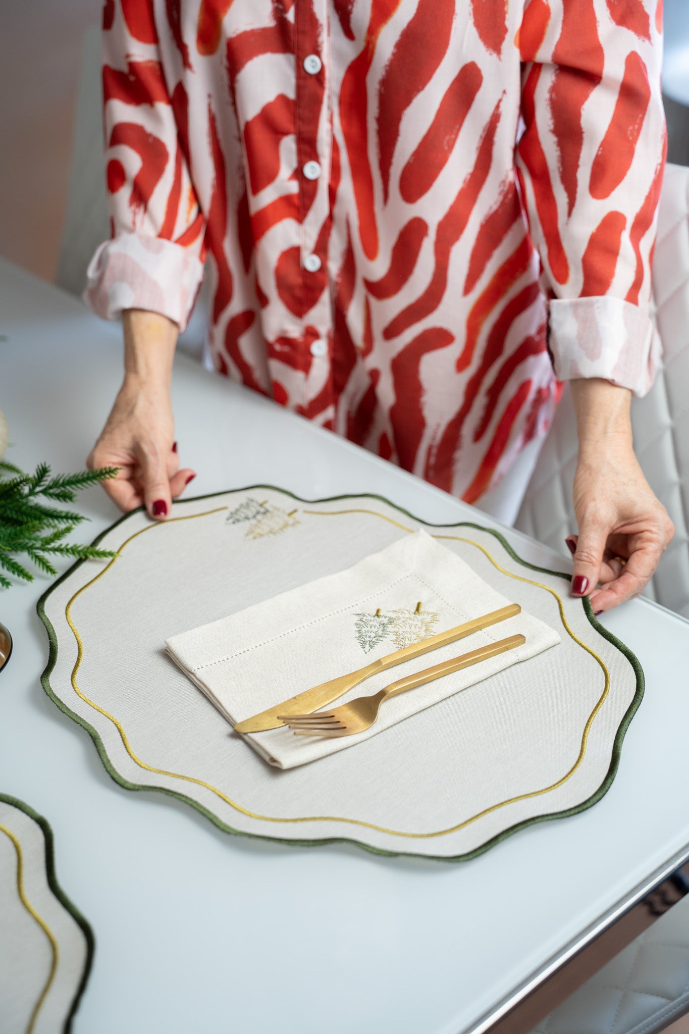 Oval Scallop Placemat - Christmas trees